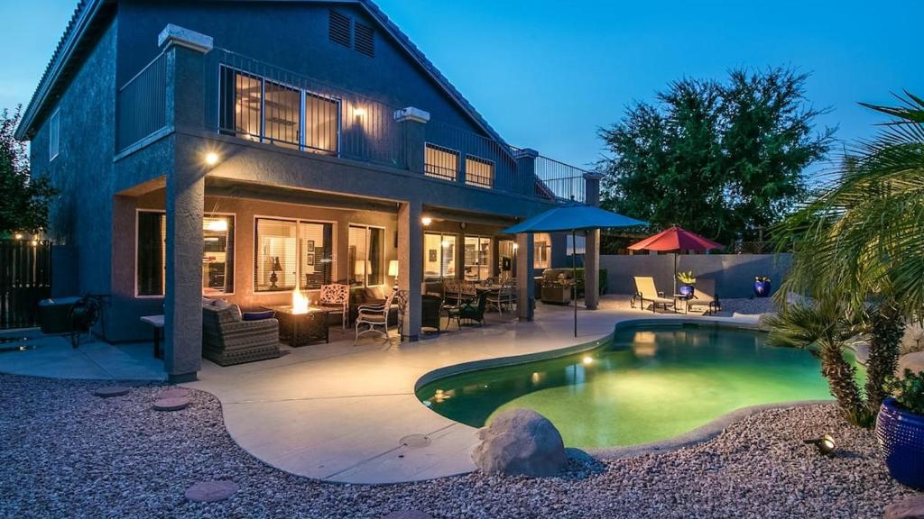 een huis met een zwembad voor een huis bij Spectacular Golf Course Home with Pool and Views in Gilbert