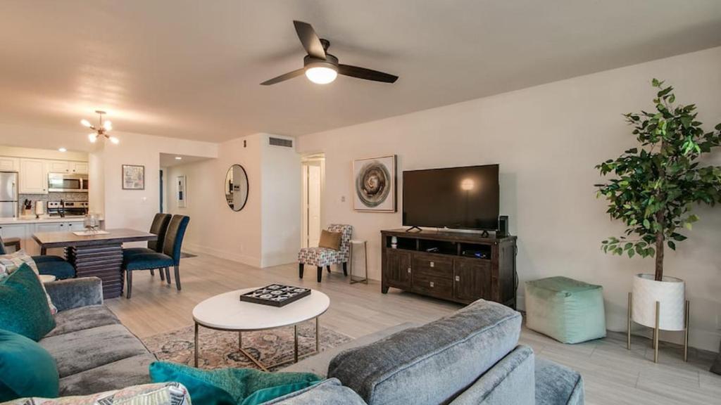 Televisyen dan/atau pusat hiburan di Hip and Comfy Condo in Hub of Old Town Scottsdale