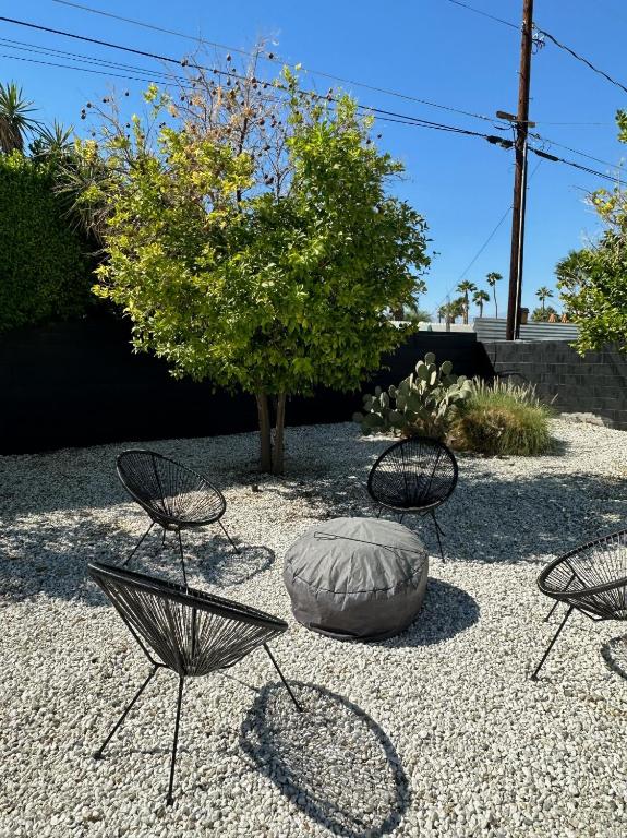 Ein Garten an der Unterkunft Former Steve McQueen’s home