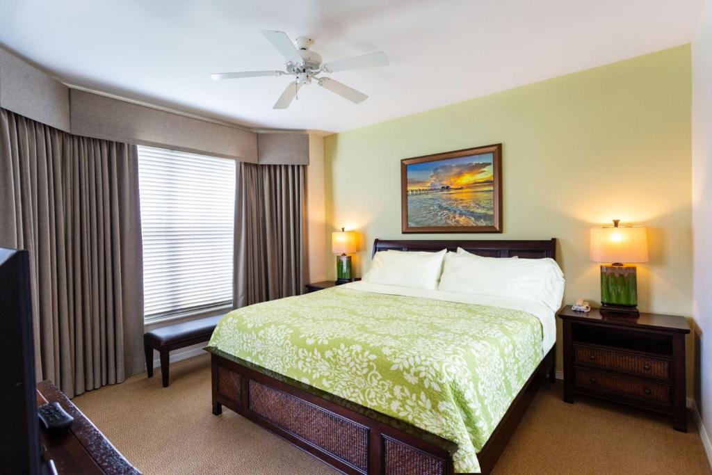 une chambre d'hôtel avec un lit et une fenêtre dans l'établissement Positano Vacation Rental, à Lely Resort