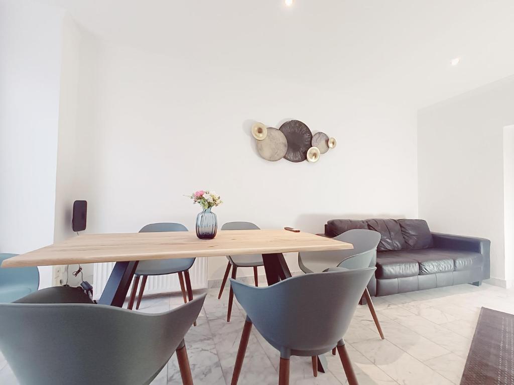una sala da pranzo con tavolo e sedie in legno di central 3 Bedroom Apartment in Kreuzberg a Berlino