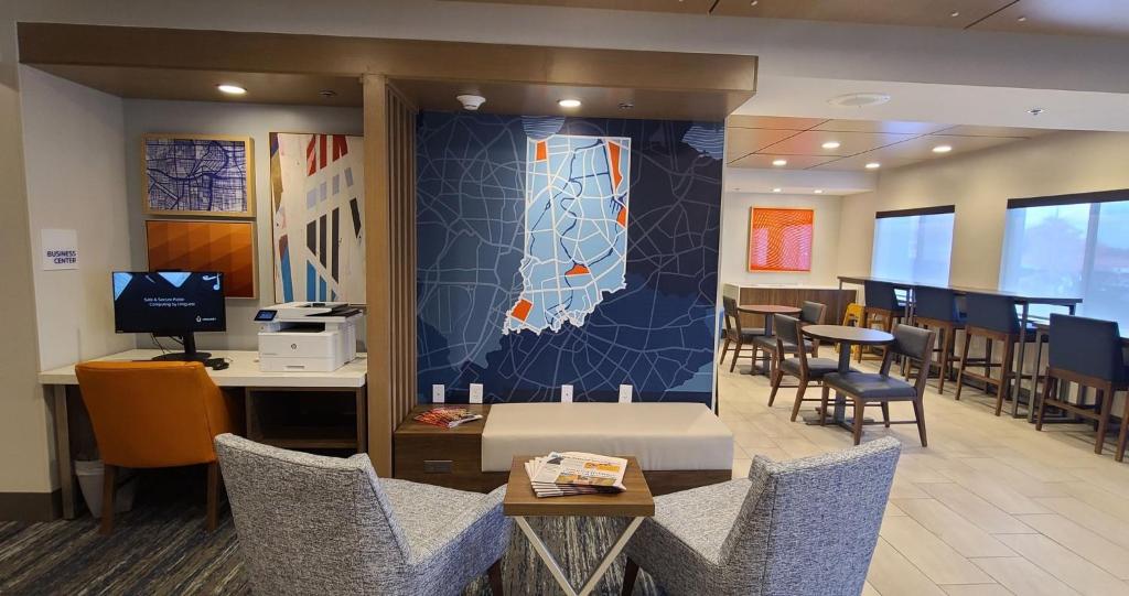 una sala de espera con mesa y sillas en Holiday Inn Express Evansville - West, an IHG Hotel en Evansville