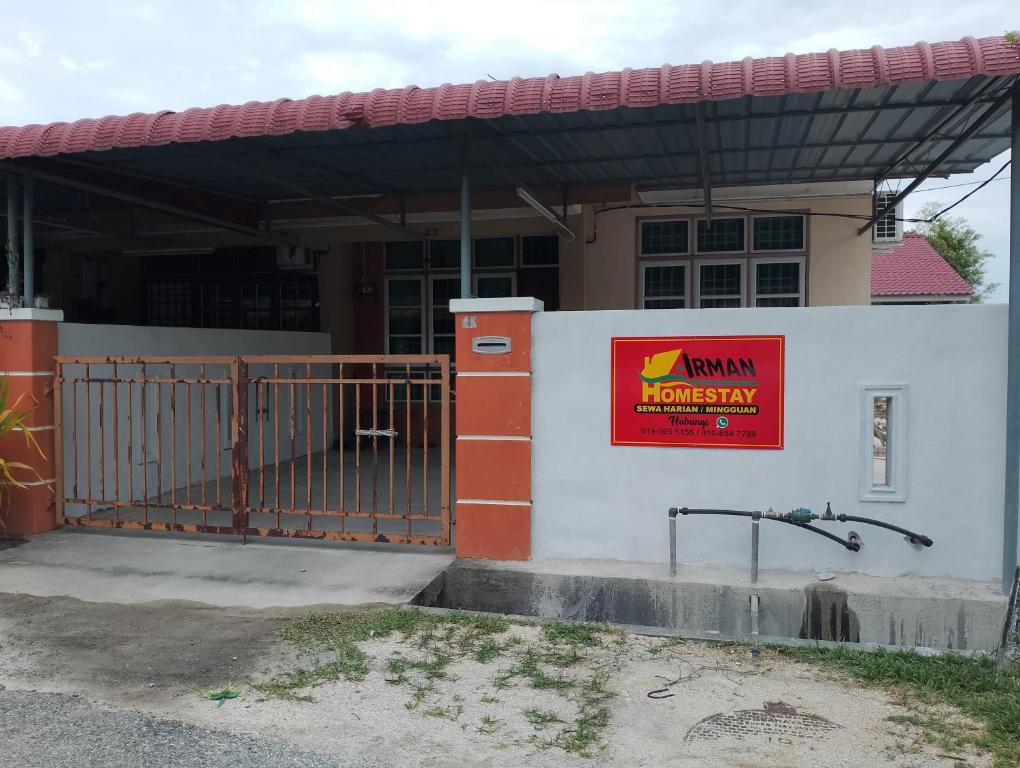 un bâtiment avec un panneau sur son côté dans l'établissement Irman Homestay Pendang, à Pendang