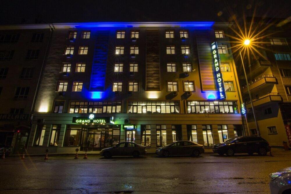 um grande edifício com luzes azuis à noite em ANGRAND HOTEL em Ancara