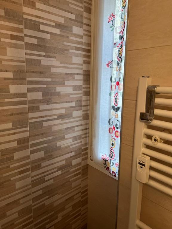 La salle de bains est pourvue d'une douche avec une porte en verre. dans l'établissement B&B Via Fontana Milano, à Milan