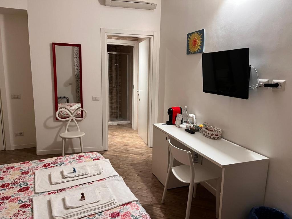 Телевизор и/или развлекательный центр в B&B Via Fontana Milano