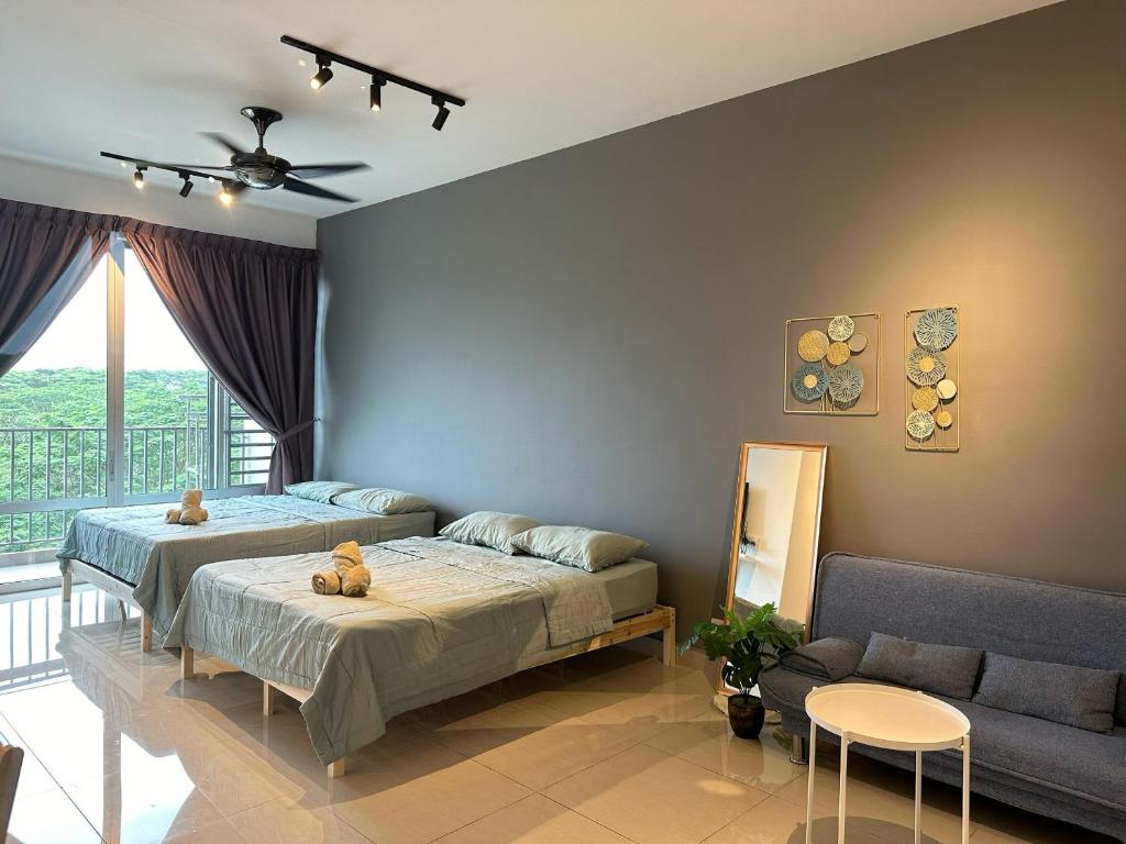 1 dormitorio con 2 camas y sofá en The Sunset Studio 2-4pax Johor Bahru Paradigm UTM, en Johor Bahru