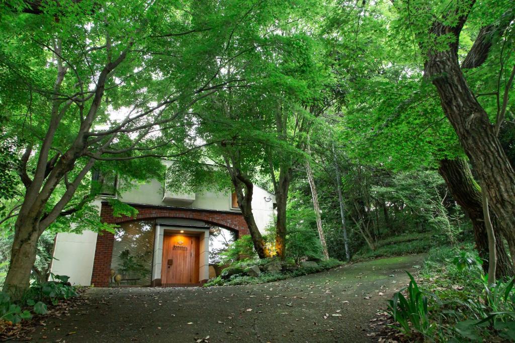 a house in the woods with a driveway at kamenos Luxury Resort With Beautiful Scenery Hiji in Hiji