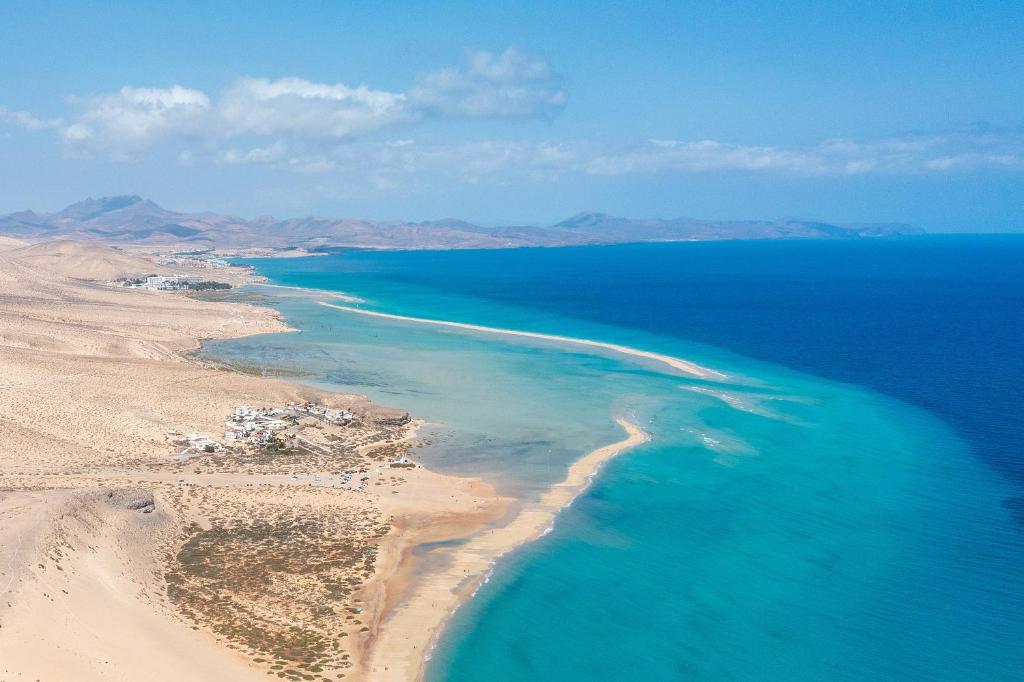 una vista aérea de la playa y del océano en Casa Amaya 208, en Costa de Antigua