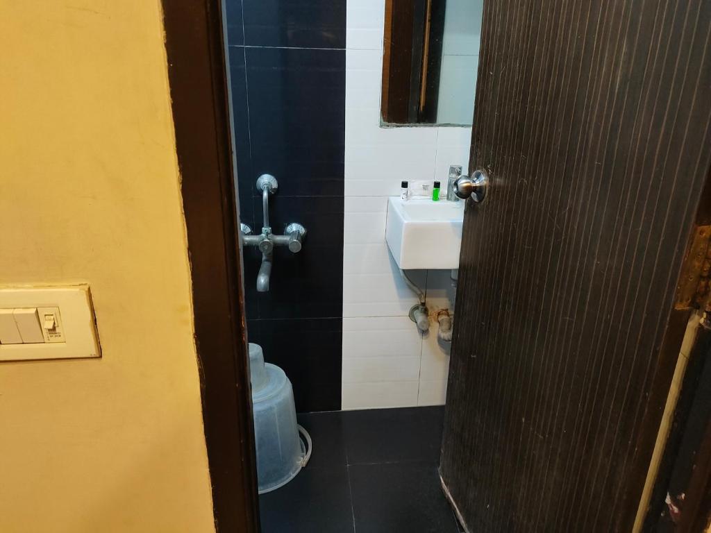 Koupelna v ubytování Santhi Bhavan, Chennai Central