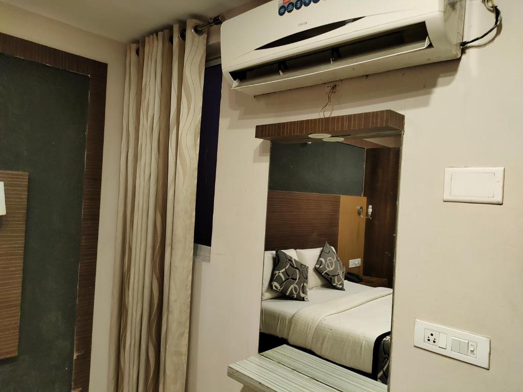 Postel nebo postele na pokoji v ubytování Santhi Bhavan, Chennai Central