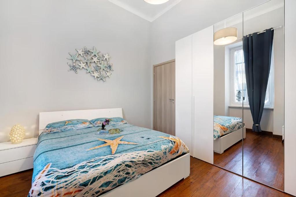 皮耶特拉利古雷的住宿－Stella Marina - By Ligooria，一间卧室配有一张海星床