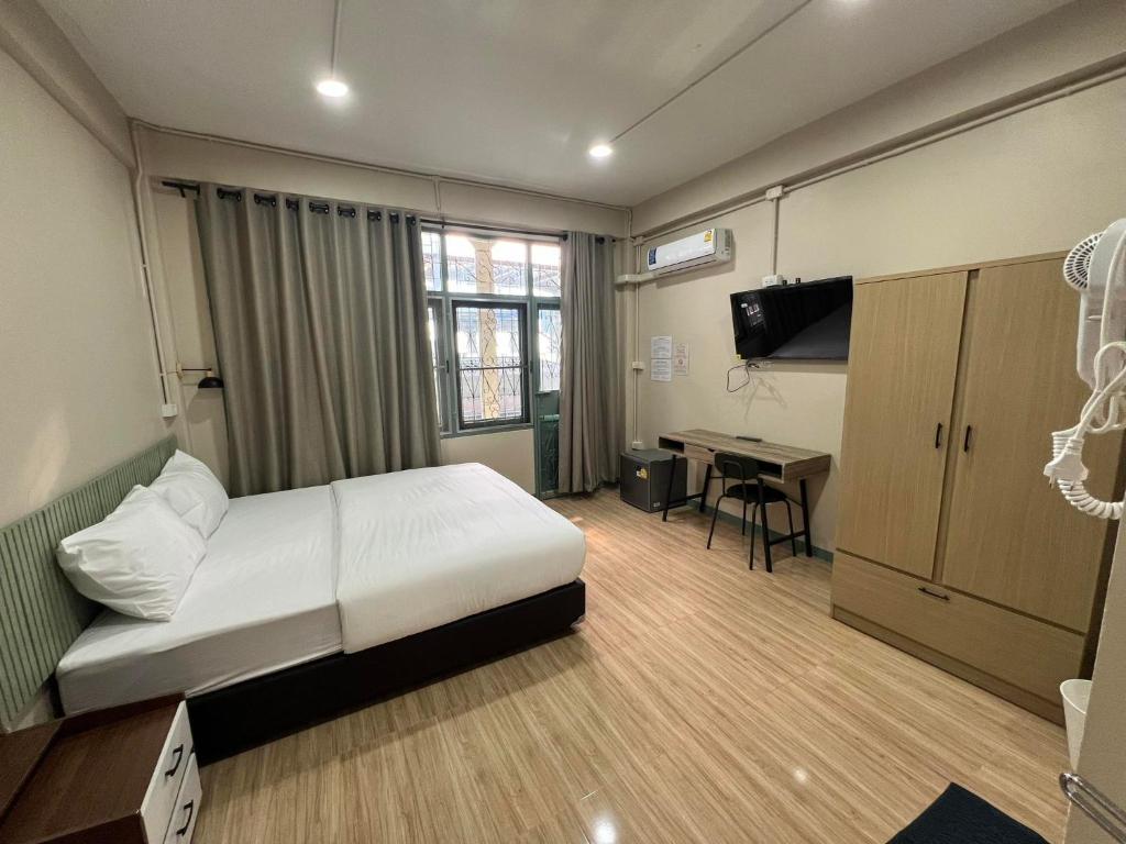 a bedroom with a bed and a desk in it at Bang Wa House - MRT Bang Wa Station in Bangkok