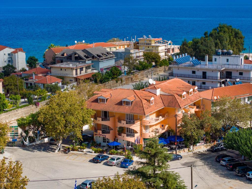 una vista aérea de una ciudad con el océano en Odysseus Palace, en Póros