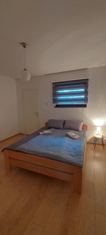 een groot bed in een kamer met een raam bij Mostar Delight - Next to riverside! in Mostar