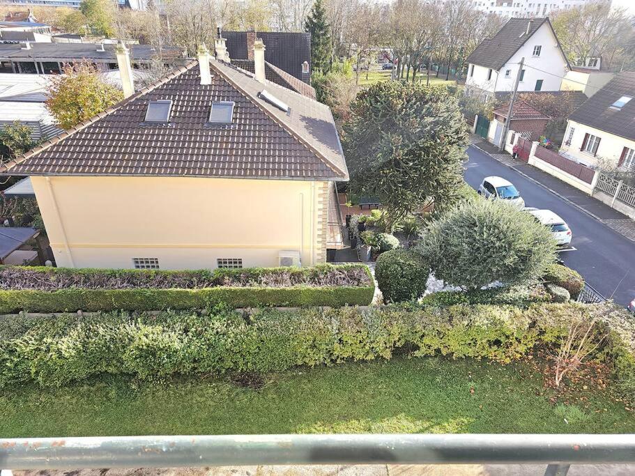 an aerial view of a house with a yard at Charmant appartement proche Paris in Épinay-sur-Seine
