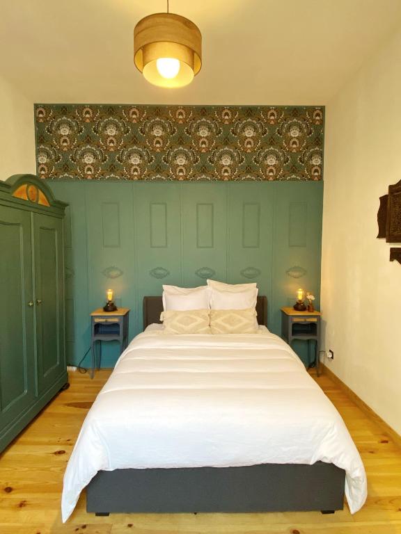 1 dormitorio con 1 cama blanca grande y 2 mesas en Cocon cosy dans la ville rose en Toulouse