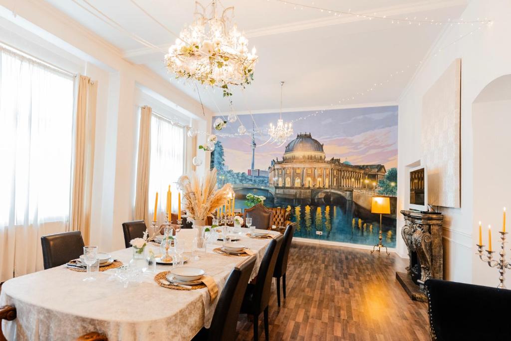 uma sala de jantar com uma mesa e um lustre em Apartment Prenzlauer Berg em Berlim