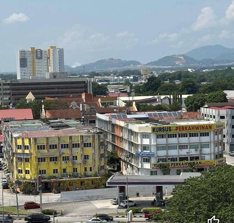 vistas a una ciudad con un edificio amarillo en Hotel Medan Kidd en Ipoh