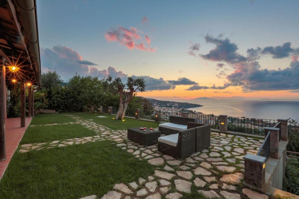ソレントにあるLuxury Villa with breathtaking Seaview, pool, BBQの- 海の夕日を望むパティオ
