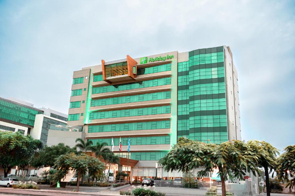 un edificio con balcone sopra di Holiday Inn Guayaquil Airport, an IHG Hotel a Guayaquil