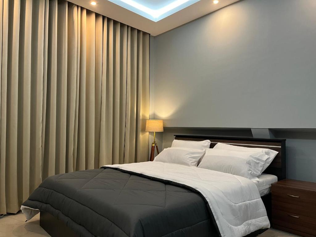 Un dormitorio con una cama grande y una ventana en CityView Homestay, en Imphal