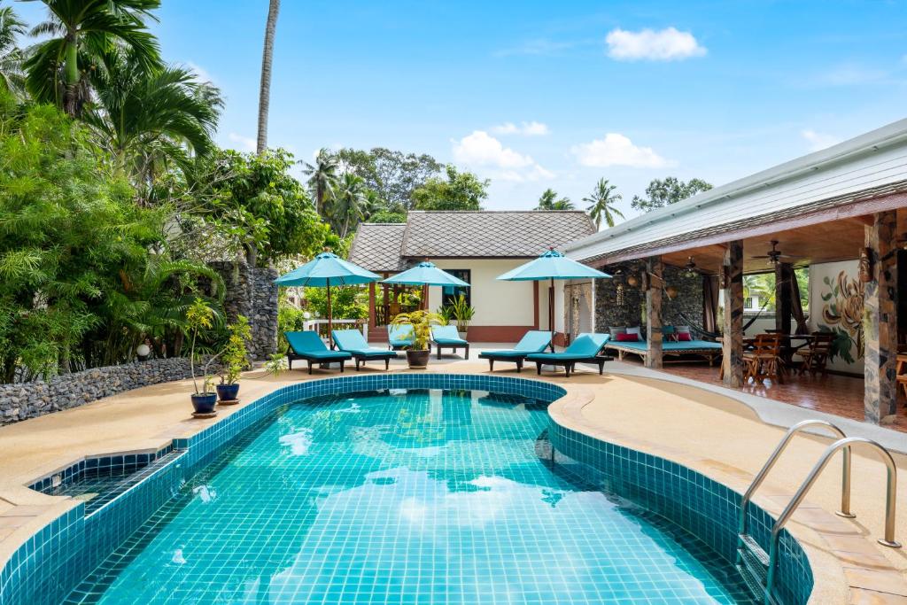蘇梅島的住宿－Tropical Heavens Garden Samui，游泳池在房子里的形象