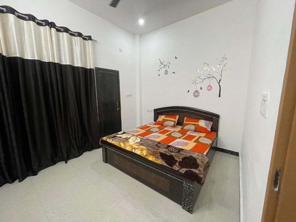 Rukmani Villas Group of Rukmani home stay في ماثورا: غرفة نوم بسرير في غرفة
