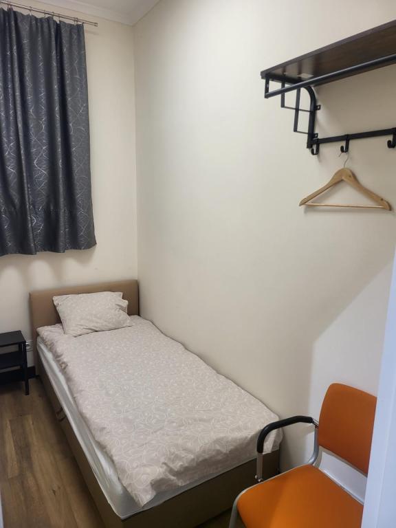 Postel nebo postele na pokoji v ubytování Rooms4Rest Bokserska - Private rooms for tourists - ATR Consulting Sp, z o,o,