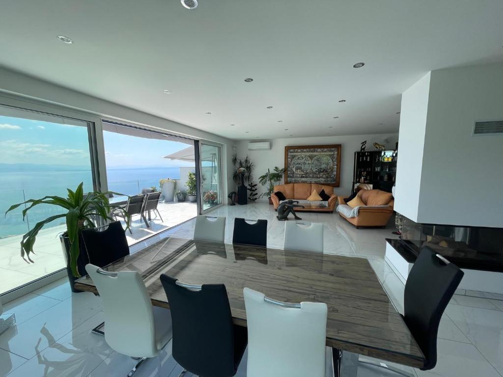 Część wypoczynkowa w obiekcie Villa White Pearl Diamond, Opatija mit Meerblick & Pool