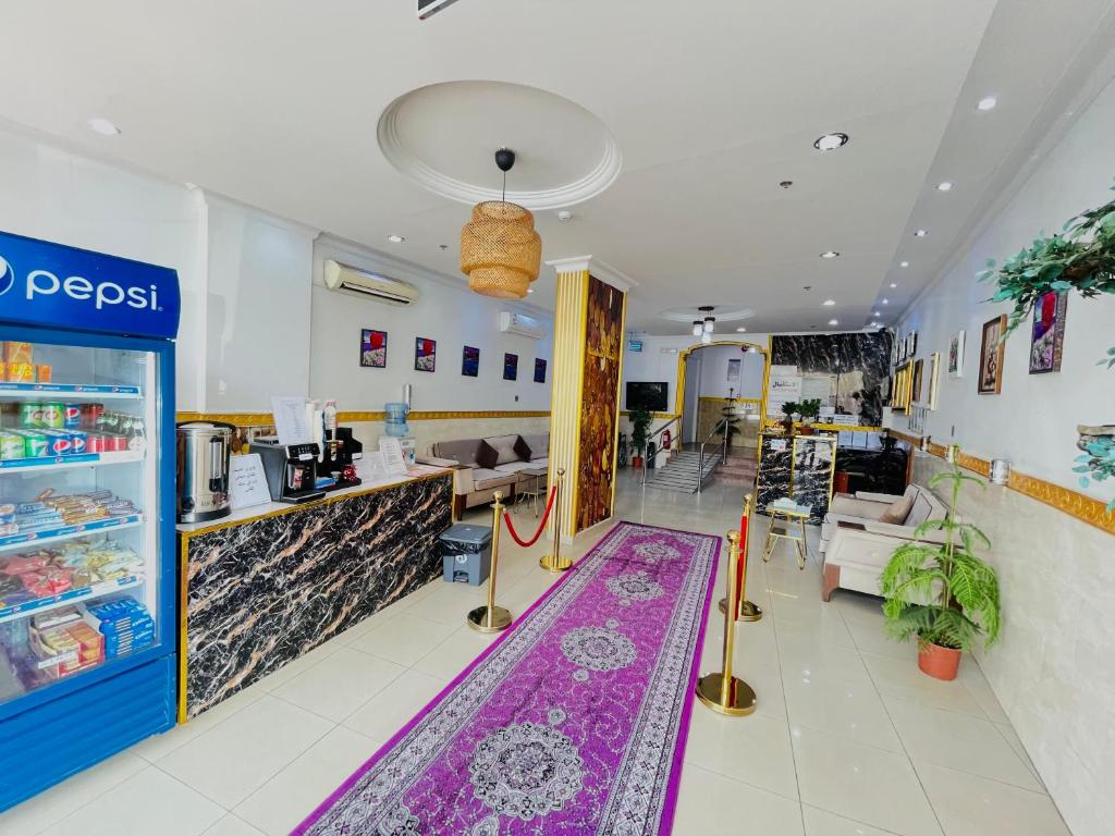 een winkel met een paars tapijt in het gangpad bij Al Quba Al Thahbia Hotel Suites 2 in Riyad