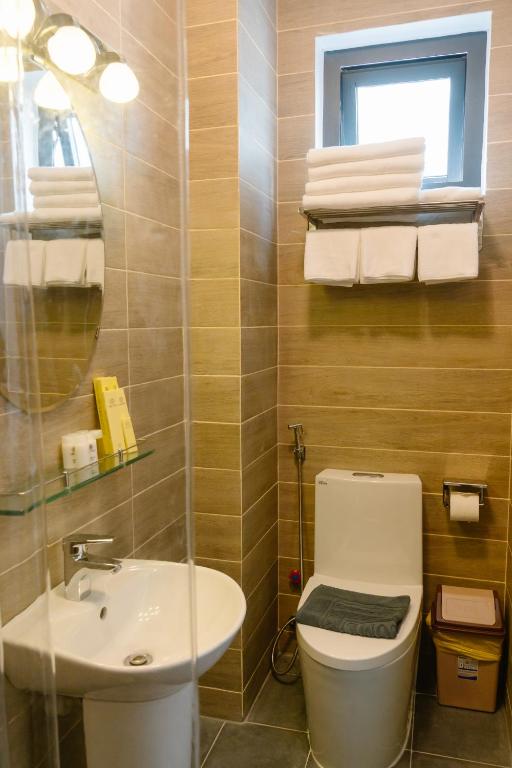 Koupelna v ubytování BA TAM VU SUA Homestay