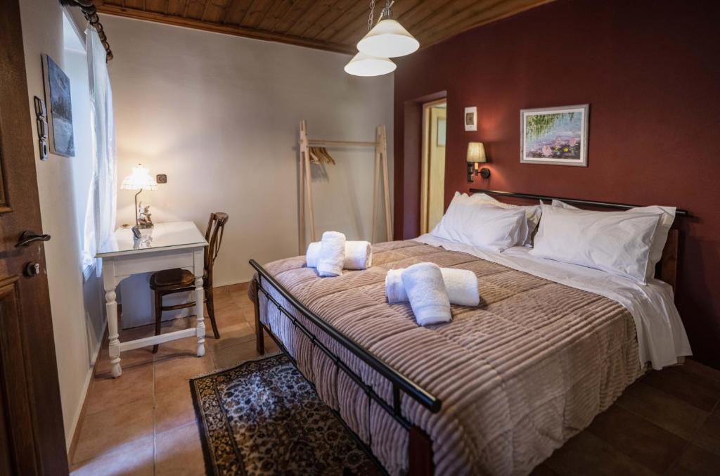 Posteľ alebo postele v izbe v ubytovaní Gorianades Traditional House