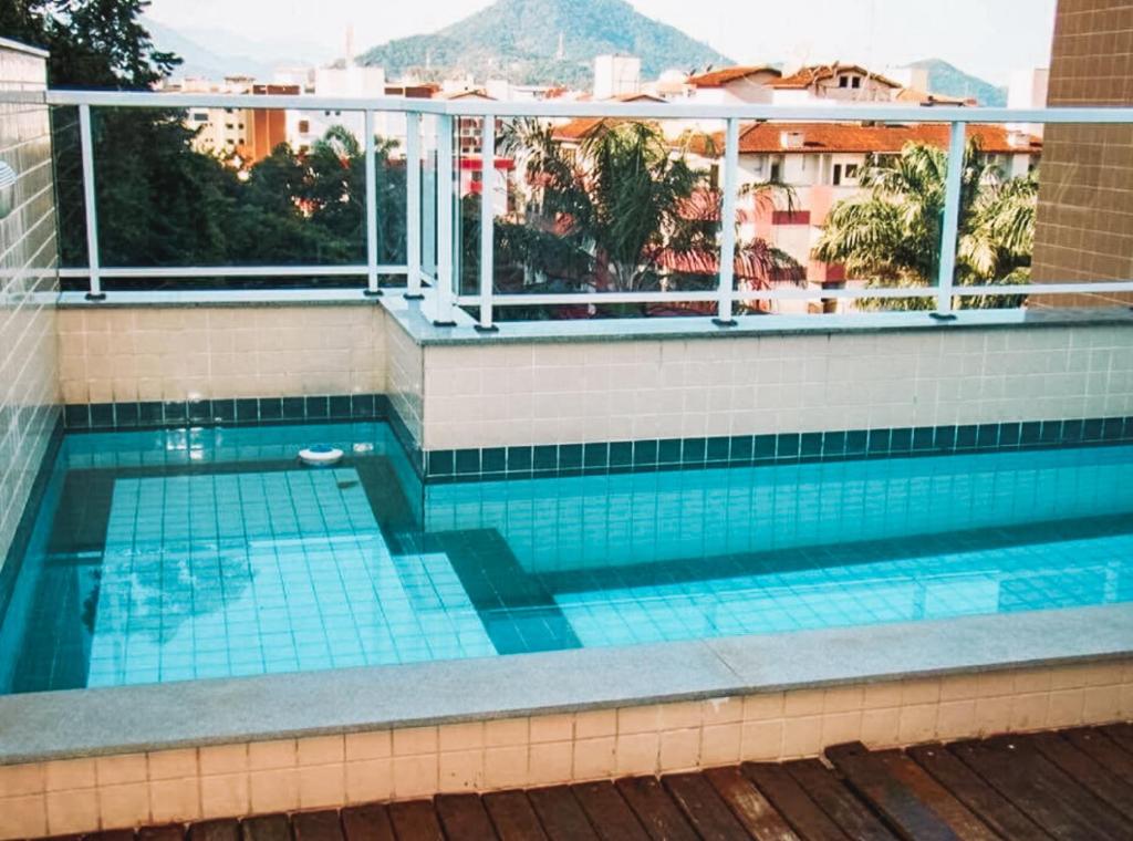 ウバトゥバにあるApartamento Ubatubaの建物の屋上にあるプール