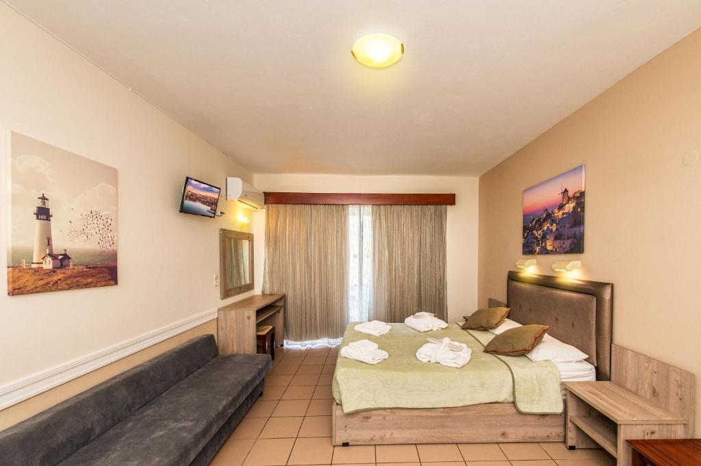 Postel nebo postele na pokoji v ubytování Jo An Beach Hotel