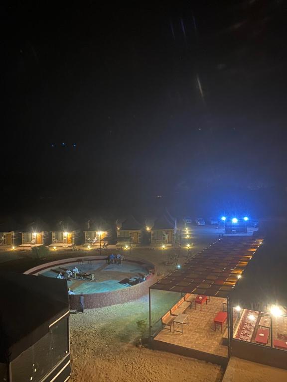 - une vue sur la piscine la nuit éclairée dans l'établissement Feras Camp Wadi Rum, à Wadi Rum