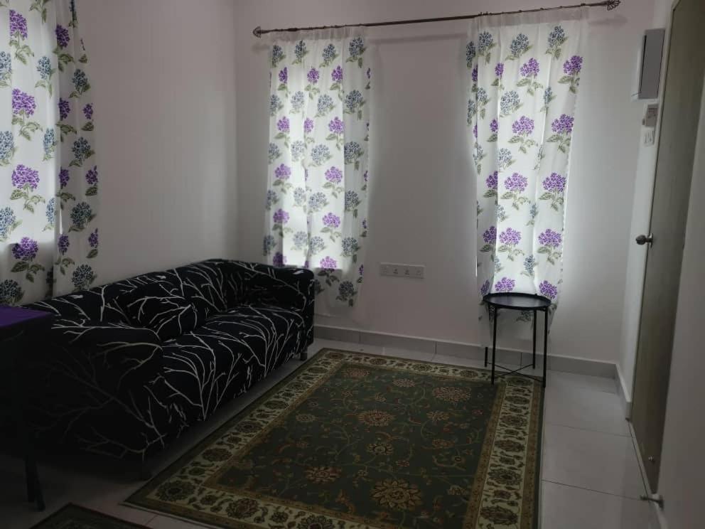 甲拋峇底的住宿－Homestay Bajet Cikyah，客厅配有沙发、窗帘和地毯。