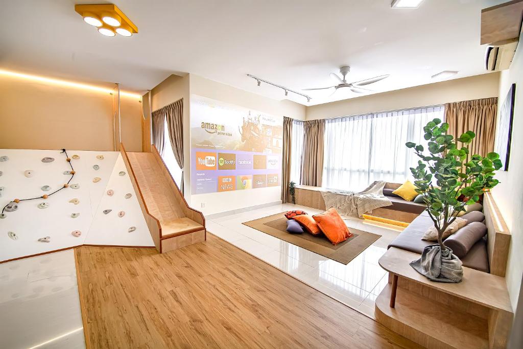 un grand salon avec un toboggan. dans l'établissement KidsVille Slide Family Oasis JB Medini Legoland Malaysia, à Nusajaya