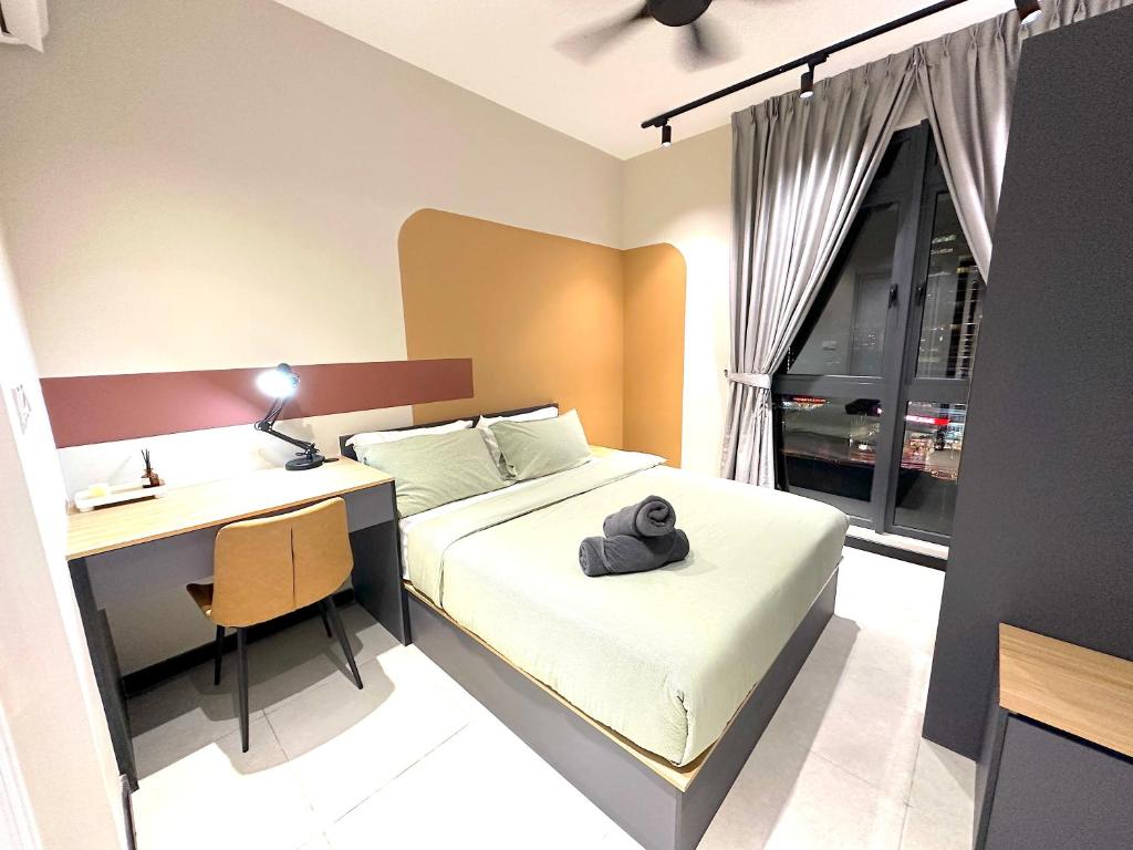 - une chambre avec un lit et un bureau dans l'établissement Neu Suites, à Kuala Lumpur