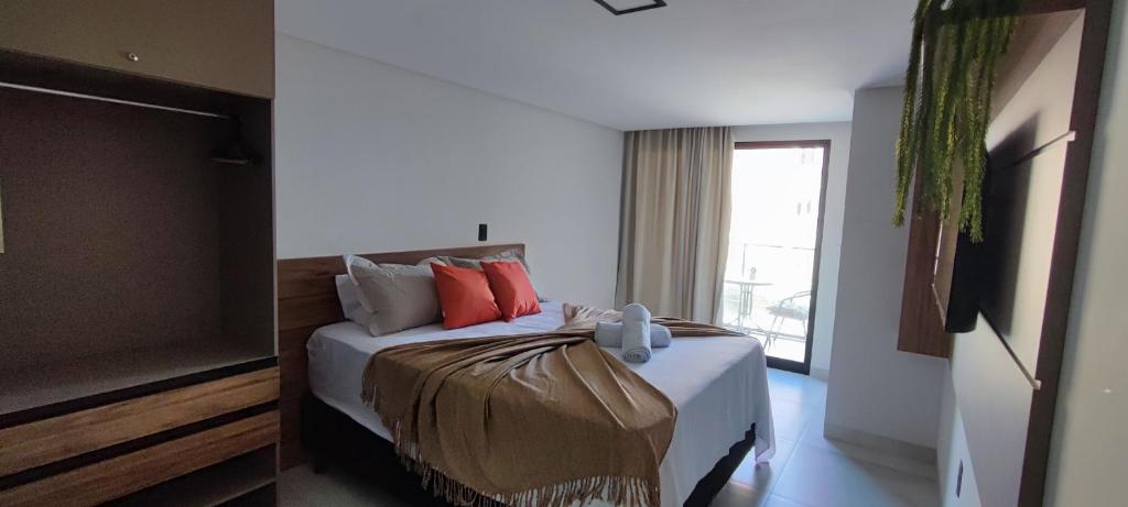 Un dormitorio con una cama con almohadas rojas. en Summer Flat Ap308 Intermares en Cabedelo