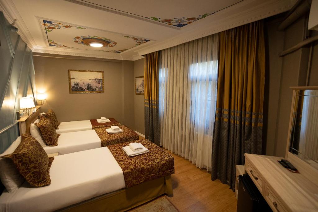 TV a/nebo společenská místnost v ubytování Tashkonak Studio Suites