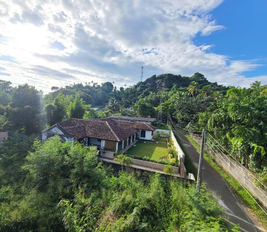 una vista aérea de una casa en una colina en Whispering Palms Retreat, 