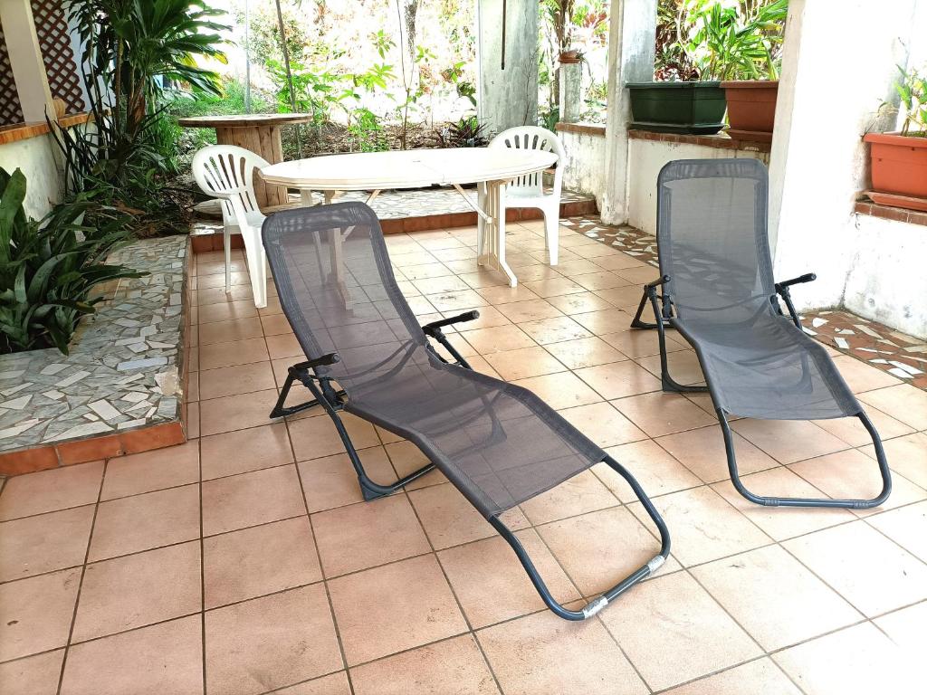 - une terrasse avec 2 chaises et une table dans l'établissement Locamarre G GONDET, à Sainte-Anne
