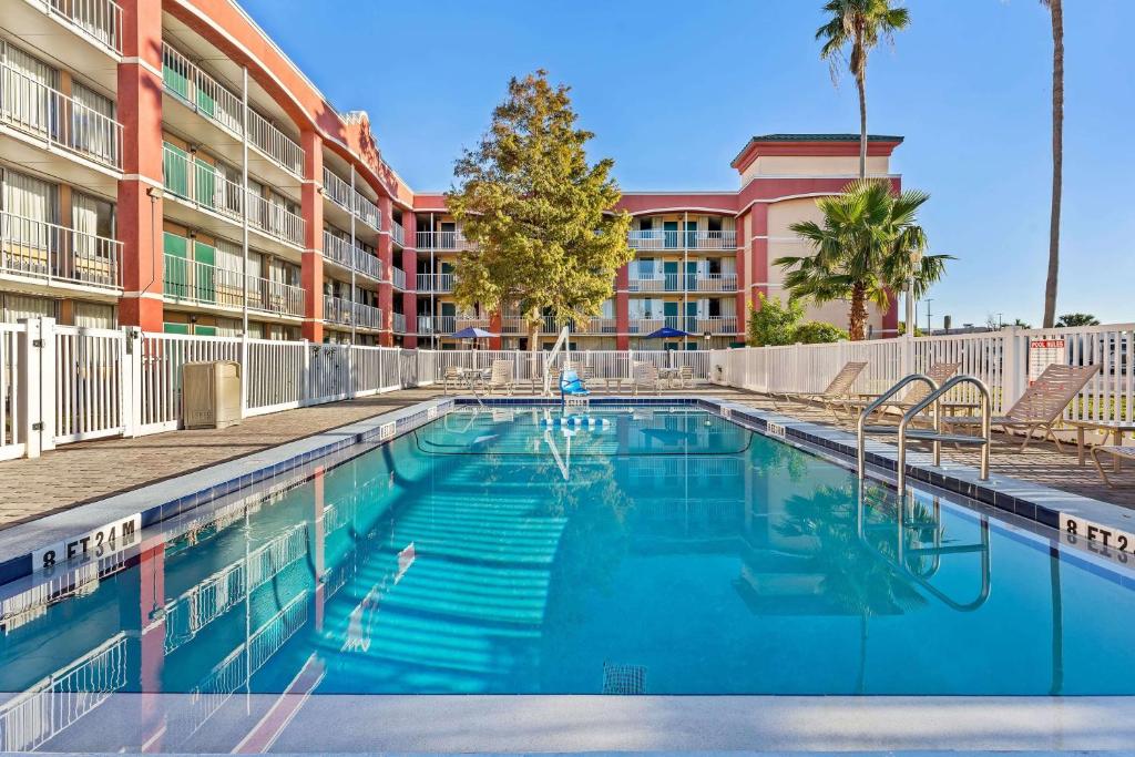 a swimming pool in front of a building at Developer Inn Downtown Orlando, a Baymont by Wyndham in Orlando