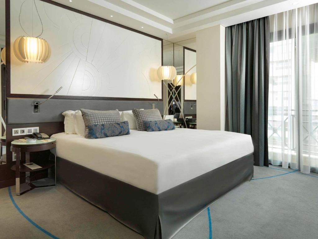 Postel nebo postele na pokoji v ubytování Sofitel Beirut Le Gabriel
