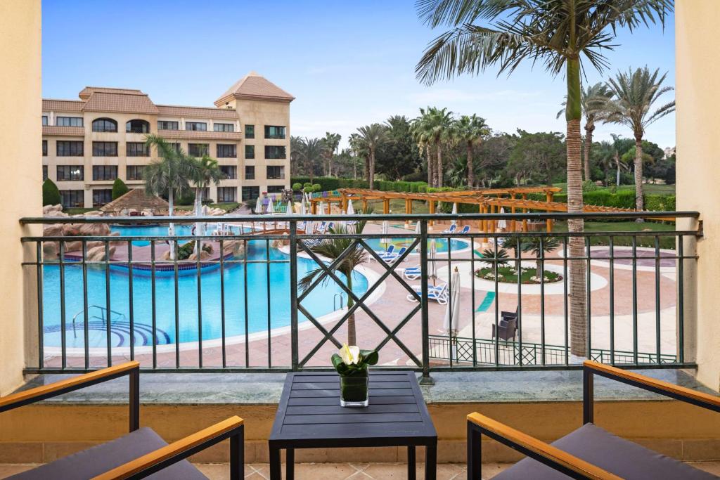 Bazén v ubytování Hilton Pyramids Golf nebo v jeho okolí