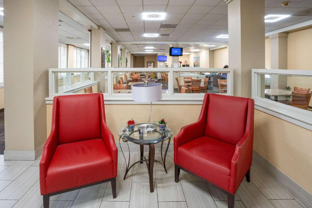 Area soggiorno di Clarion Hotel Detroit Metro Airport