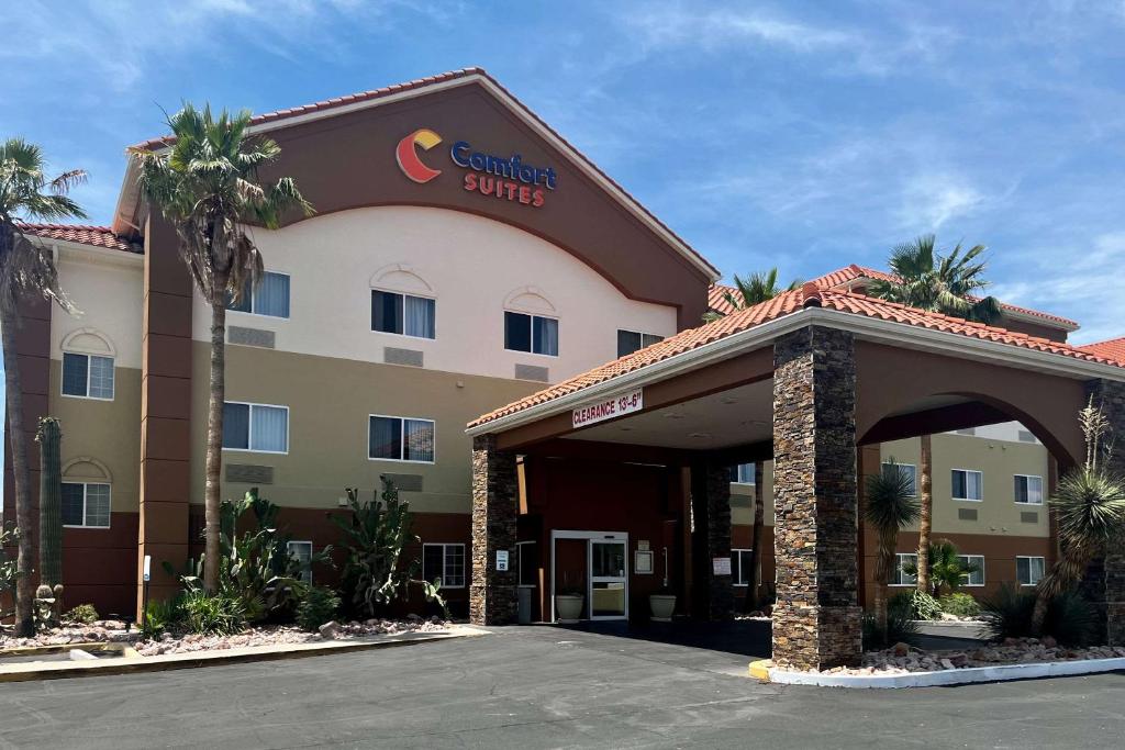 a hotel building with a sign that reads cupertino suites at Comfort Suites Peoria Sports Complex in Peoria