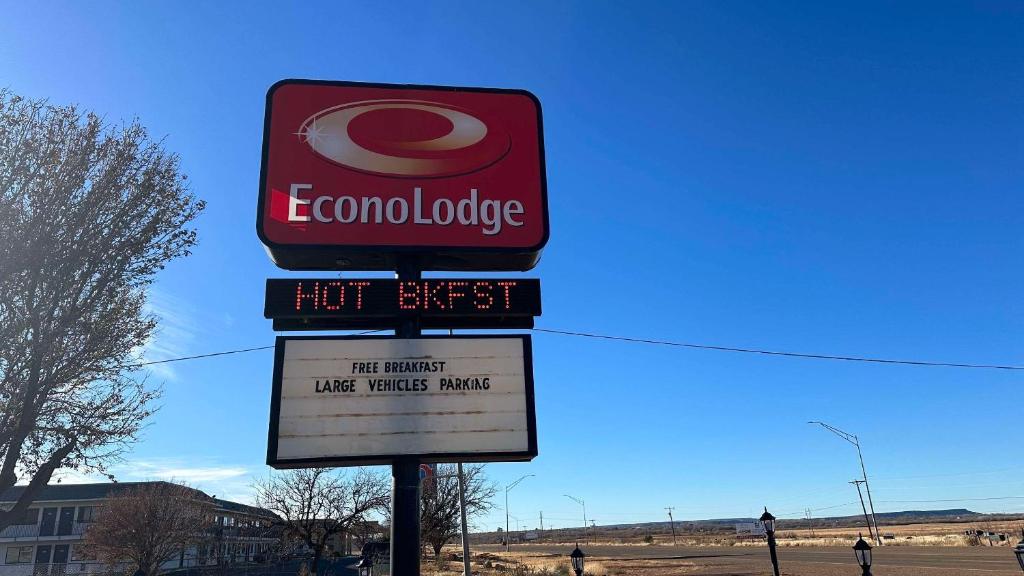 un panneau indiquant une station-service evolodge dans l'établissement Econo Lodge Tucumcari Route 66, à Tucumcari