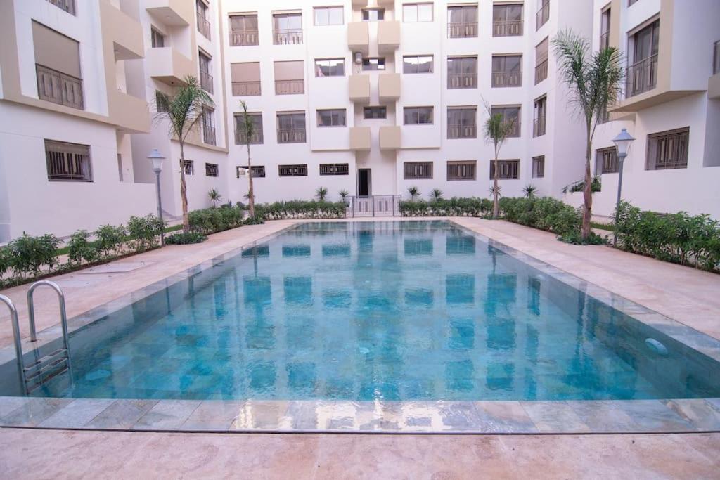 uma piscina em frente a um edifício em Luxury apartment fully furnished em Casablanca